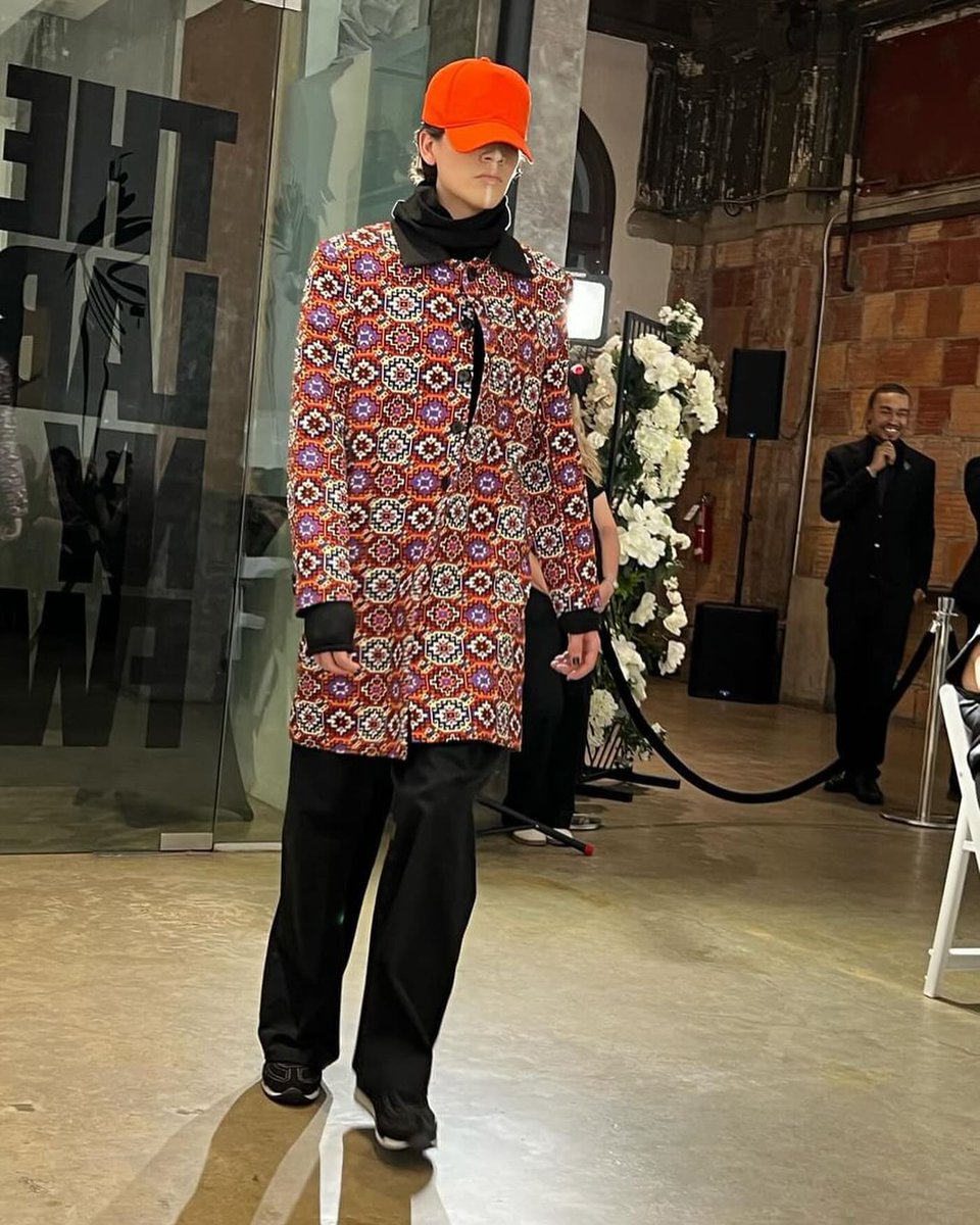 PeruMODA's tweet image. 🌎✨ El talento peruano brilla en Nueva York: @YIRKOSIVIRICH presentó "Awana otoño/invierno 2024" en "The Lab NYFW". 🇵🇪👗 Inspirada en destinos emblemáticos de Perú, la moda peruana se proyecta gracias al apoyo de @Promperu en NY. 🙌🌟 #FashionWeek #PeruModa #YirkoSivirich