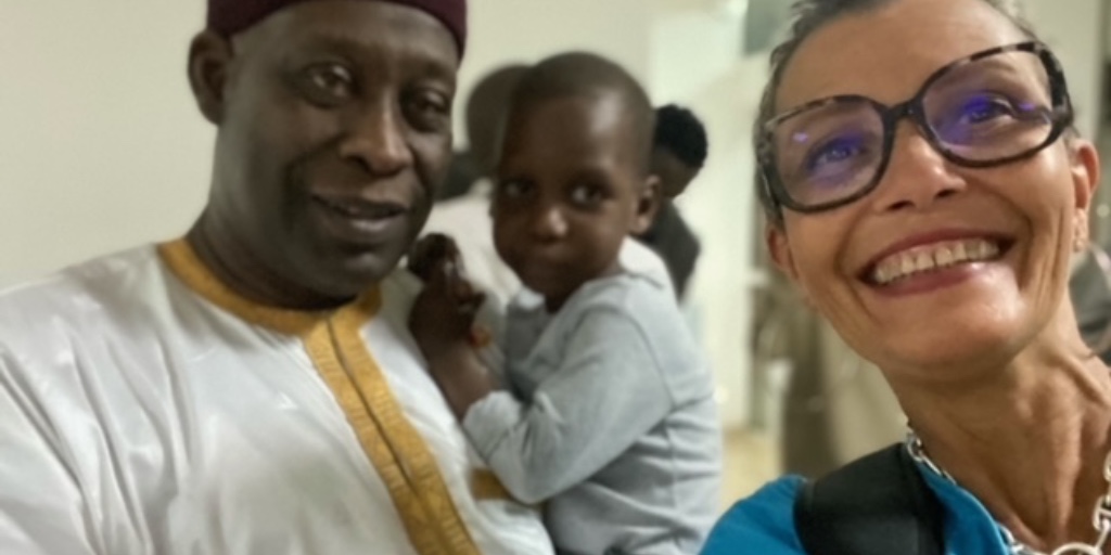 [ACCOMPAGNEMENTS D’ENFANTS MALADES] Ahmat, 2 ans et demi est rentré guéri à Ndjamena au Tchad, suite à une opération du cœur réalisée en France prise en charge par @MecenatCardiaqu. Sur place, sa famille l’attendait à l’aéroport, un moment émouvant pour notre bénévole Valérie💙