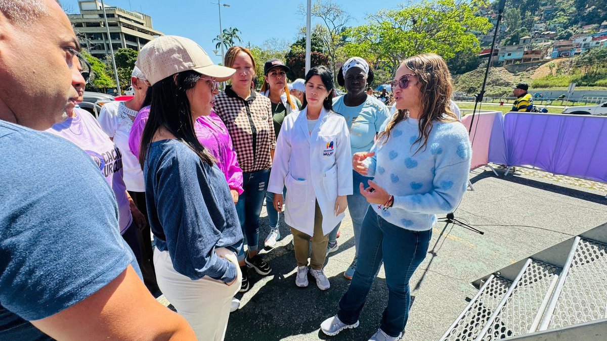 MagaGutierrezV's tweet photo. Hoy en #Caracas al igual que en todos los estados del país acompañando a la mujer en todas las etapas de su vida con las Jornadas de la @mvenezuelamujer amor y protección desde el vértice de #Salud como nos lo ha orientado nuestro Pdte. @NicolasMaduro #VenezuelaDibujaElFuturo https://t.co/gRXMVoXk9k