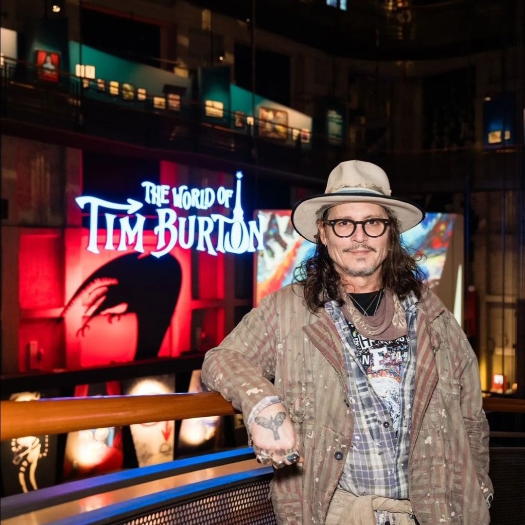 twiggywitch's tweet photo. Nuevas fotos de Johnny Depp durante su visita a la exposición "el mundo de Tim Burton" en Turin, Italia. https://t.co/9vNpndDsEk