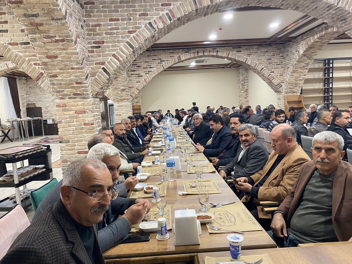 sumder6363's tweet photo. Şanlıurfa müteahhitler Derneği @ASIKLIMUSTAFA Başkanlığında yönetim kurulu toplanarak açıklama zorunluluğu duyduk 31 Mart 2024 yerel yönetimler seçiminde derneğimizi temsilen herhangi bir meclis üyesi adayımız bulunmamaktadır.tüm kamuoyuna saygı ile duyurulur. @sumder6363 https://t.co/PJvRp7B2kR