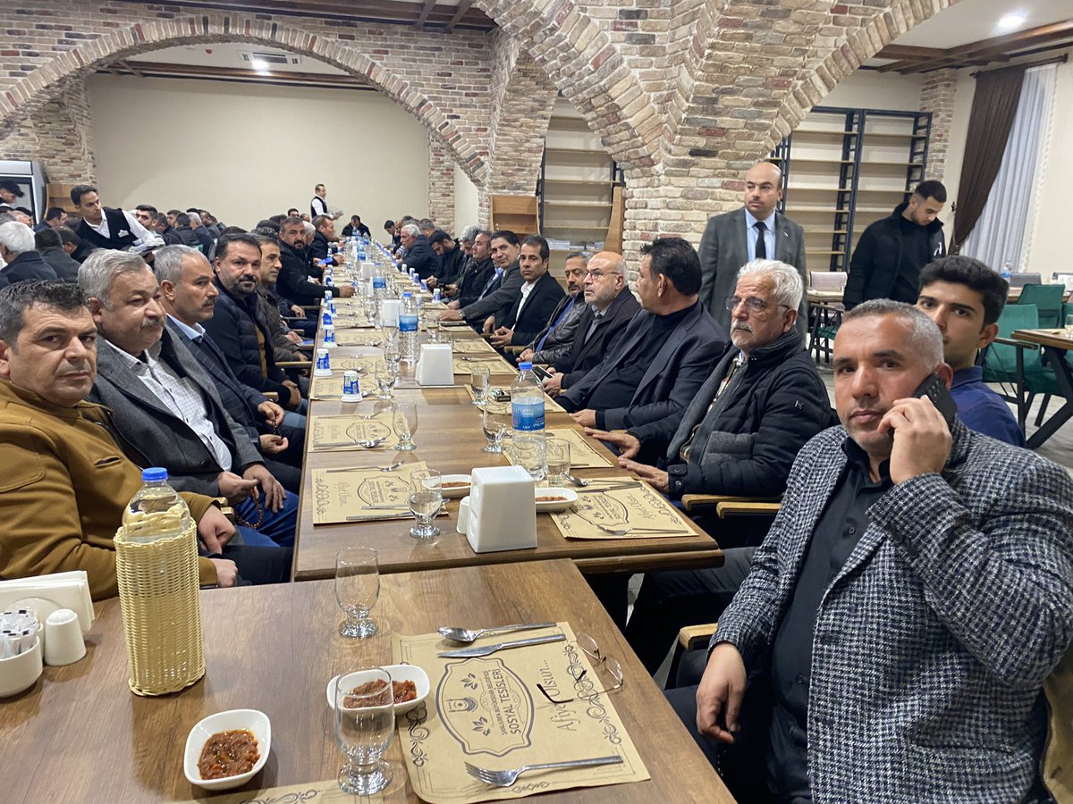 sumder6363's tweet photo. Şanlıurfa müteahhitler Derneği @ASIKLIMUSTAFA Başkanlığında yönetim kurulu toplanarak açıklama zorunluluğu duyduk 31 Mart 2024 yerel yönetimler seçiminde derneğimizi temsilen herhangi bir meclis üyesi adayımız bulunmamaktadır.tüm kamuoyuna saygı ile duyurulur. @sumder6363 https://t.co/PJvRp7B2kR