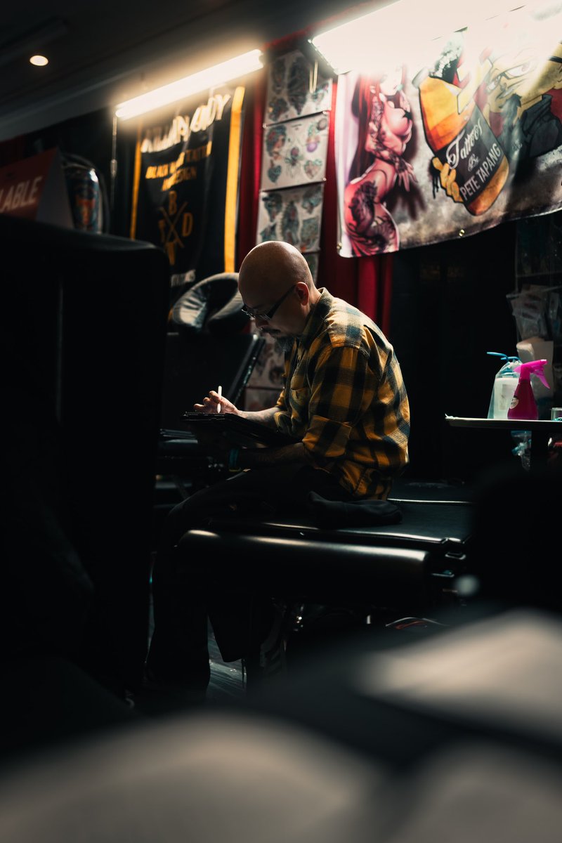 VIZUWERKZ's tweet photo. Not to brag, but damn these shots and edited are too damn clean. Definitely came a long way from when I edited my first photo. 

#sonyalpha #lightroom #tattoo #tattooexpo #candid #DC #dctattooexpo #a7iv https://t.co/hxXfqzln2z
