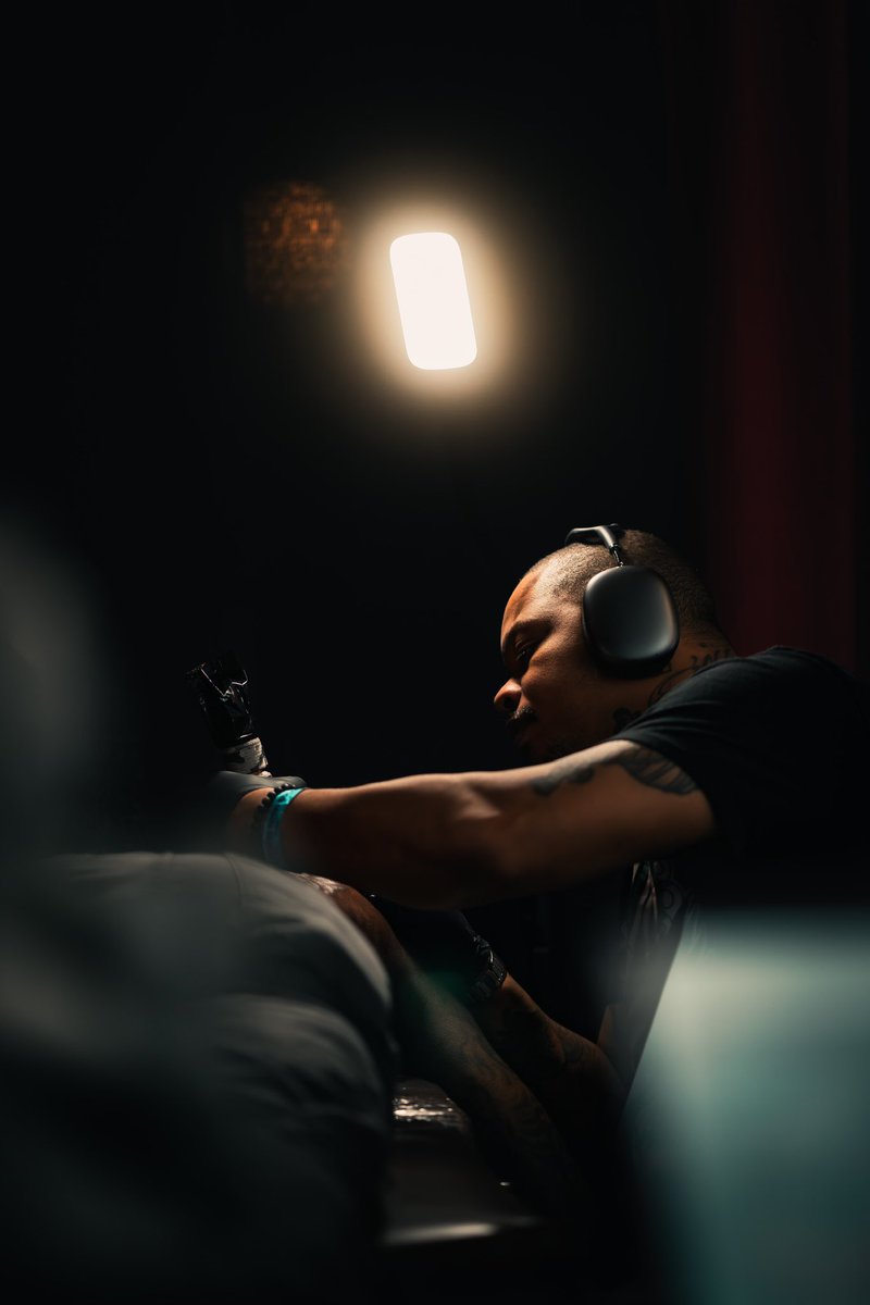 VIZUWERKZ's tweet photo. Not to brag, but damn these shots and edited are too damn clean. Definitely came a long way from when I edited my first photo. 

#sonyalpha #lightroom #tattoo #tattooexpo #candid #DC #dctattooexpo #a7iv https://t.co/hxXfqzln2z