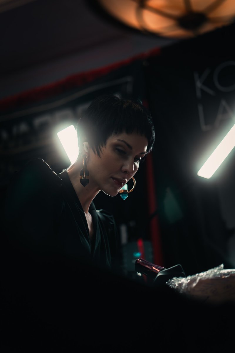 VIZUWERKZ's tweet photo. Not to brag, but damn these shots and edited are too damn clean. Definitely came a long way from when I edited my first photo. 

#sonyalpha #lightroom #tattoo #tattooexpo #candid #DC #dctattooexpo #a7iv https://t.co/hxXfqzln2z