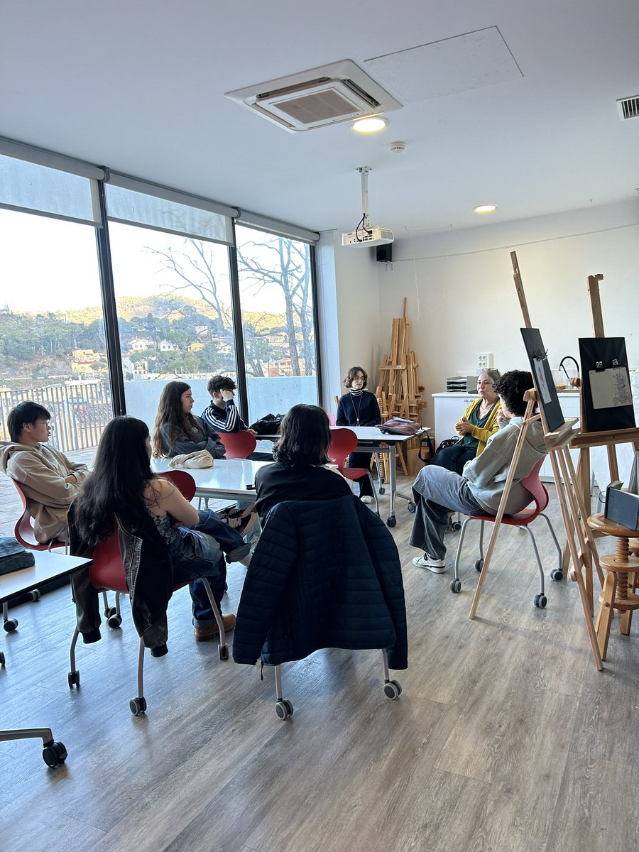 En el marc de l’Escola Oberta avui els alumnes de 2n Batx artístic de l’<a href="/EscolaVirolai/">Escola Virolai</a> ha tingut el luxe de conversar amb la <a href="/CalafellRoser/">Roser Calafell</a> sobre la seva trajectòria professional! Moltes gràcies per la teva experiència i els teus consells