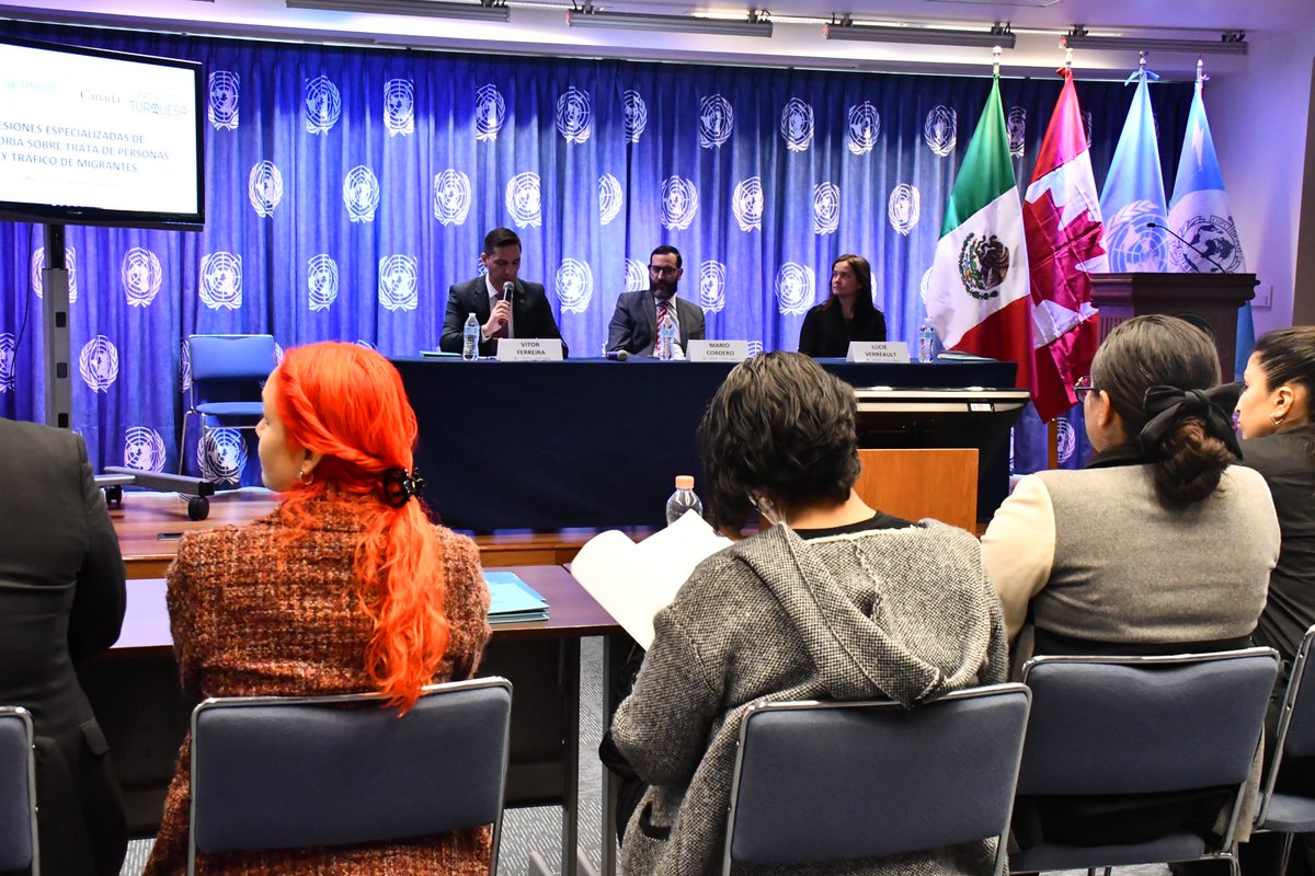 UNODCmexico's tweet photo. Nuestro #ProyectoTurquesa une fuerzas con @INTERPOL_HQ y el Gobierno de Canadá @EmbCanMexico🇨🇦 para mejorar capacidades de investigación sobre #TrataDePersonas y #TráficoIlícitoDeMigrantes
En conjunto nos mantenernos un paso delante de las redes criminales. https://t.co/lwVUQl62iZ