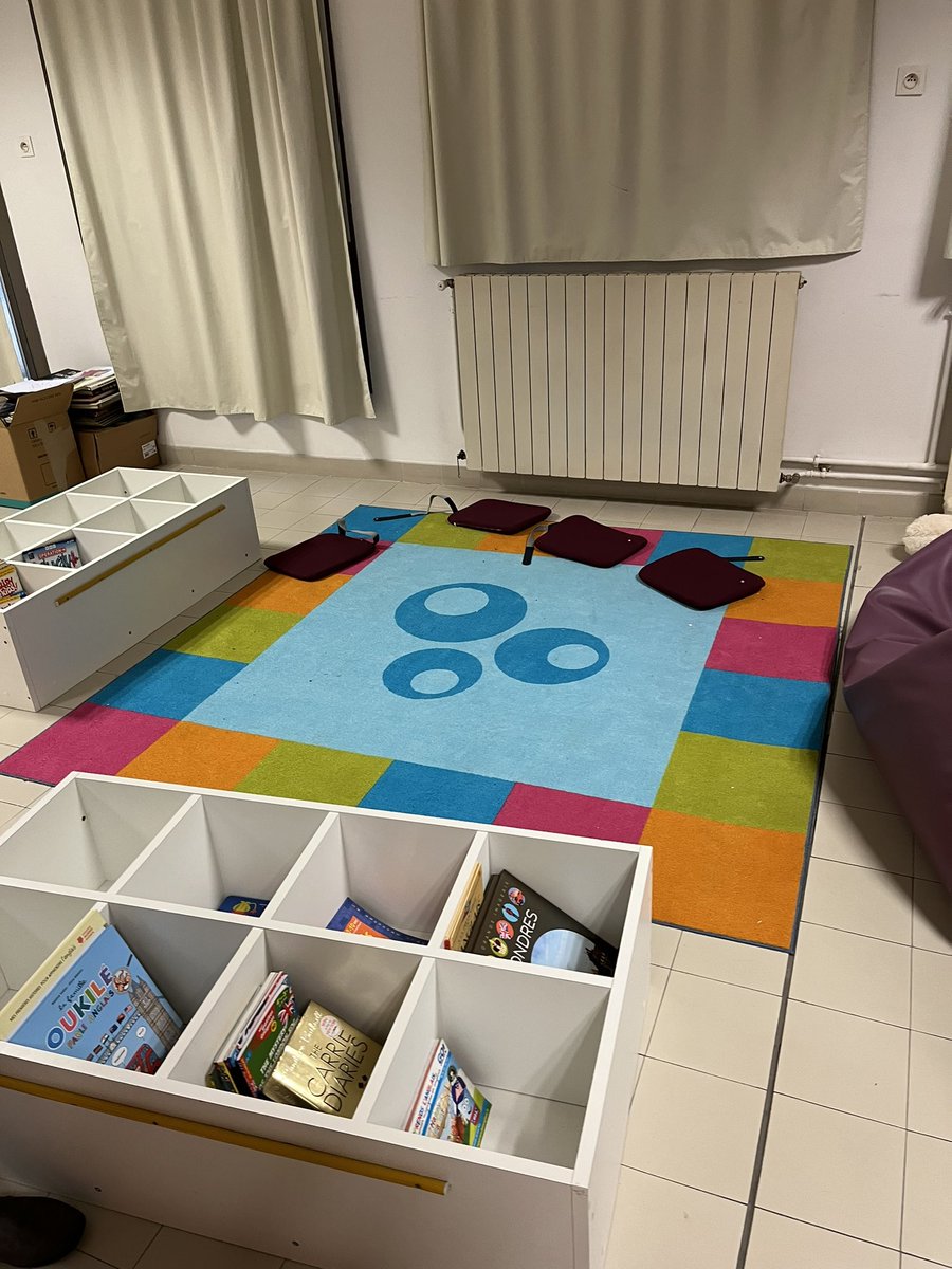 sand99's tweet photo. #cassis labo de langues en création #NEFE 2 écoles dynamiques et accueillantes . Une salle de maîtres propice au travail d’équipe. La DNL en action! Tous les ingrédients pour une caravane de la circonscription de La Ciotat réussie ! https://t.co/abCZoGVsOQ