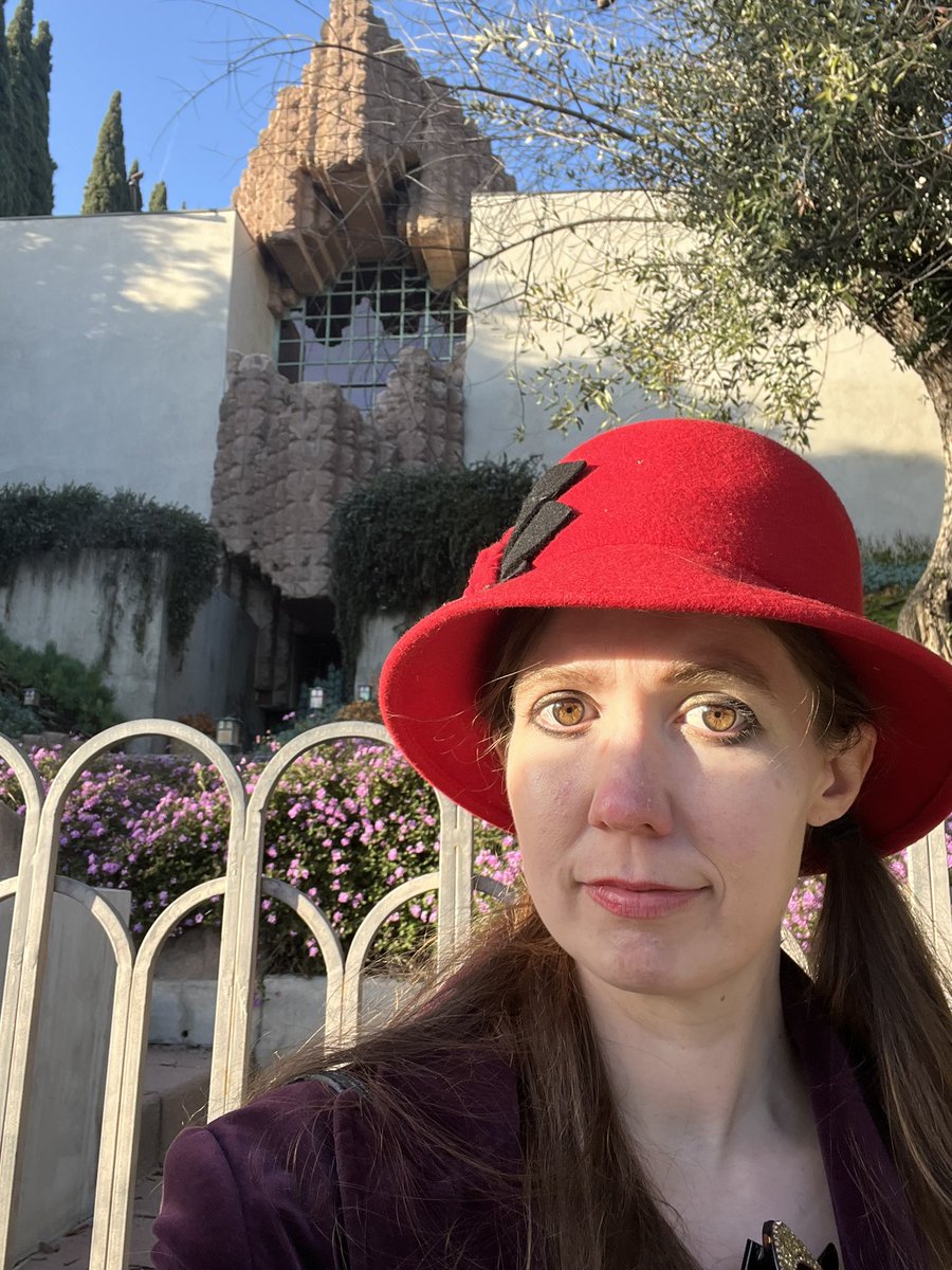 SongBirdyGirl's tweet image. The Black Dahlia likely met her end at this Lloyd Wright house. The Mayan front has beauty and menace, like an exotic creature baring its jaws 🌹
#elizabethshort #blackdahlia #lloydwright #mayanarchitecture #franklloydwright #franklloydwrightjr #truecrime #losfeliz