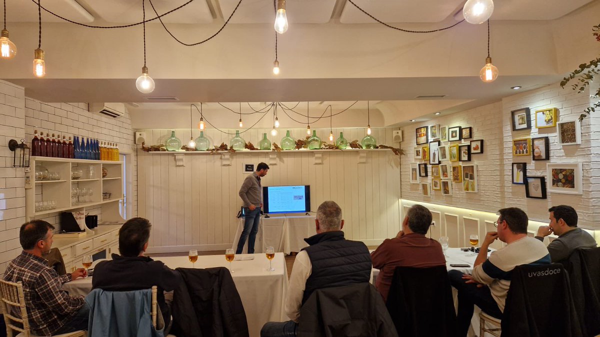 JesusRequena4's tweet photo. Reunión anual uva de mesa, presentación de resultados, muchas gracias a todos, como siempre ambiente inmejorable, seguimos trabajando para daros las mejores herramientas. @MaxstimLtd, @Sumicamp, #uvademesavinalopo https://t.co/nIG5CbxVZP