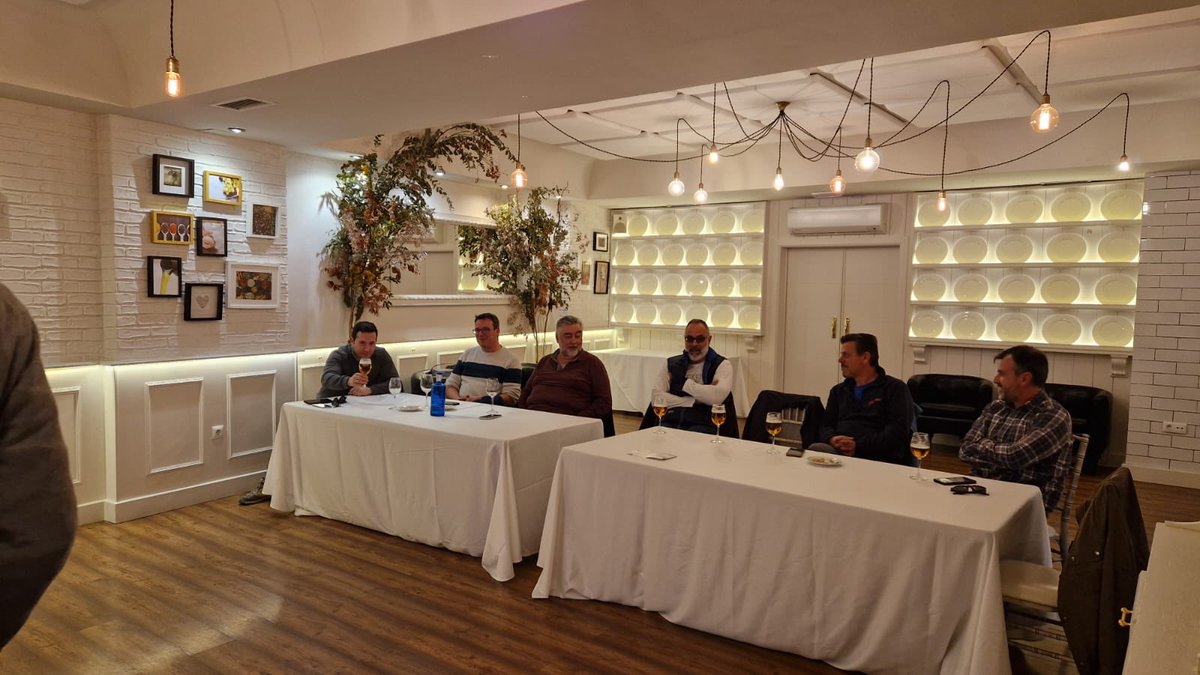 JesusRequena4's tweet photo. Reunión anual uva de mesa, presentación de resultados, muchas gracias a todos, como siempre ambiente inmejorable, seguimos trabajando para daros las mejores herramientas. @MaxstimLtd, @Sumicamp, #uvademesavinalopo https://t.co/nIG5CbxVZP