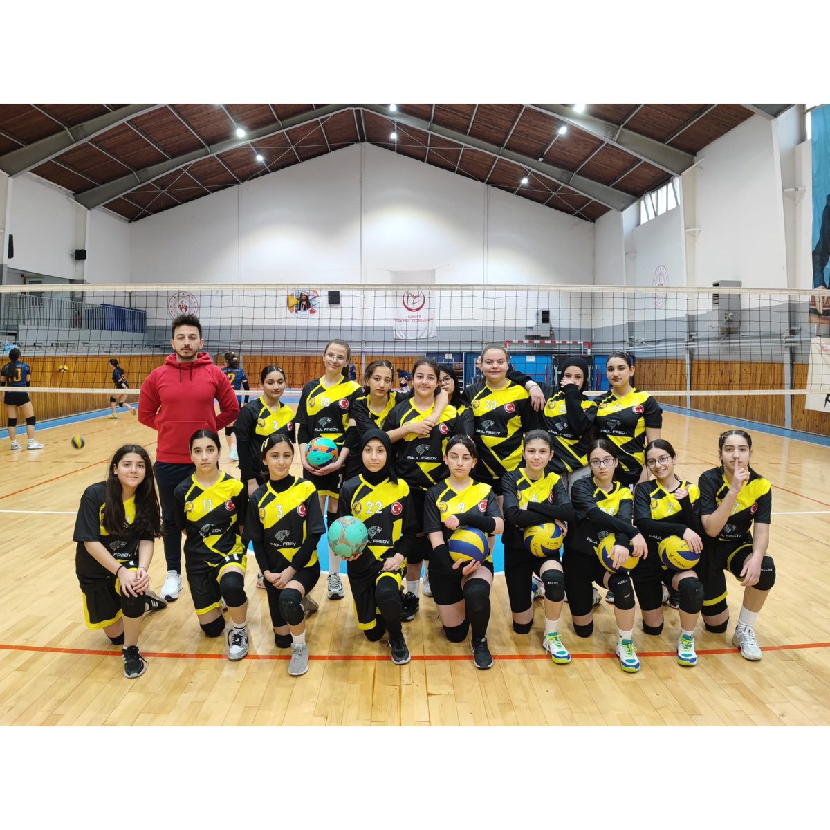 Güngören ilçesi Okul sporları voleybol 🏐 turnuvasında Okulumuz Kız Takımı grubu 2. Olarak tamamladı ve çeyrek finale yükseldi 💪
Tebrikler Takım🌺
<a href="/istanbulilmem/">İstanbul İl Millî Eğitim Müdürlüğü</a> 
<a href="/okulsporlari34/">İstanbulOkulSporları</a>