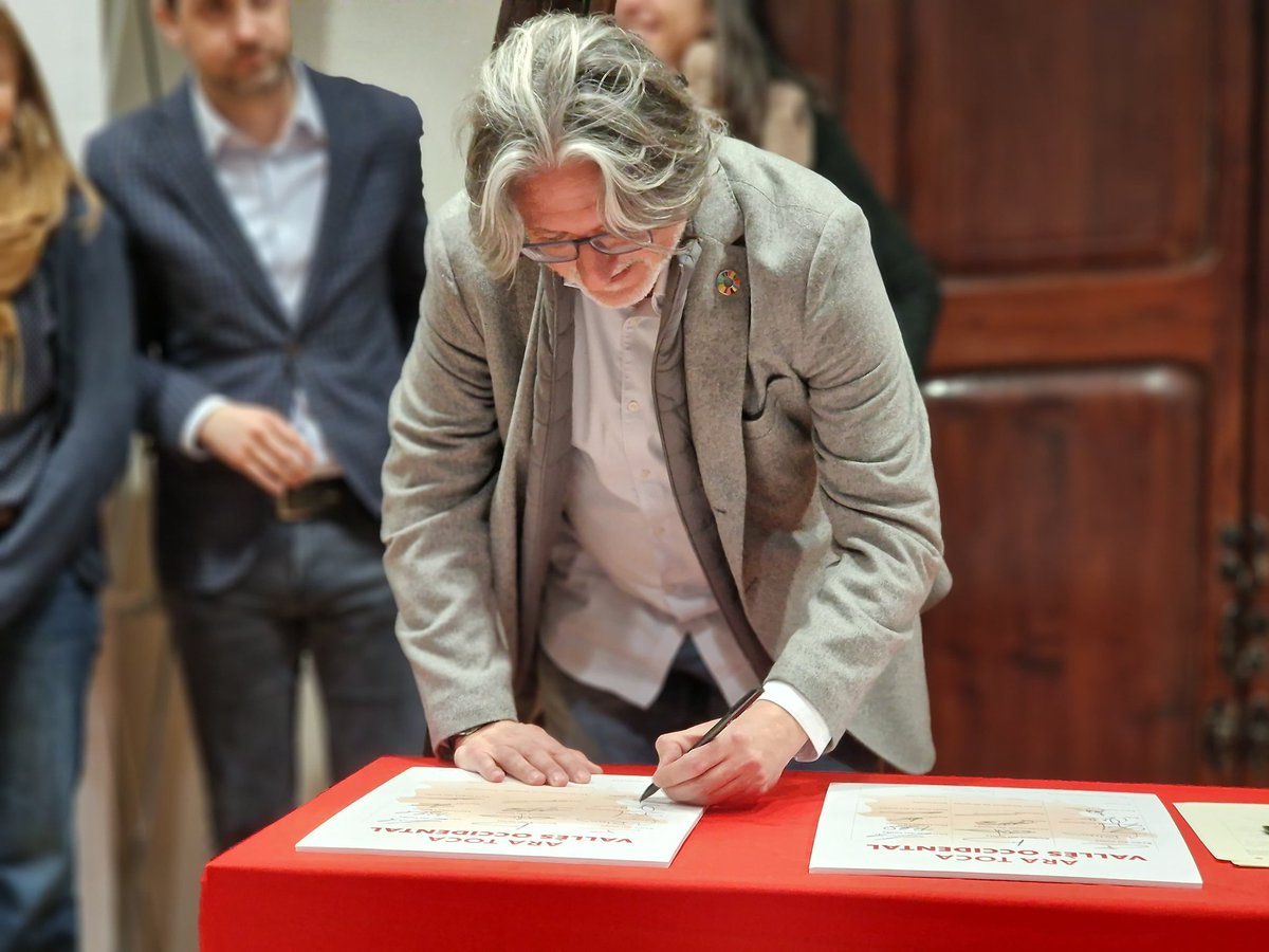 JAPerezPSC_SQV's tweet photo. ✍️🏻Signatura de les primeres i primers secretaris en l'acte de fusió de les federacions del @PSCVOccSud i @PSCVoest
#AraTocaCatalunya
#PSCSQV
#PSCSantQuirze
#SantQuirzeSocialista https://t.co/EZkEoc7kG2