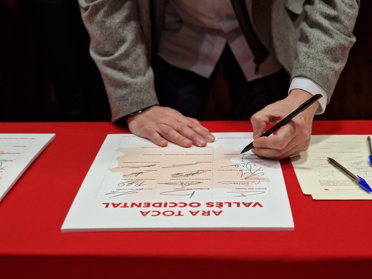 JAPerezPSC_SQV's tweet photo. ✍️🏻Signatura de les primeres i primers secretaris en l'acte de fusió de les federacions del @PSCVOccSud i @PSCVoest
#AraTocaCatalunya
#PSCSQV
#PSCSantQuirze
#SantQuirzeSocialista https://t.co/EZkEoc7kG2