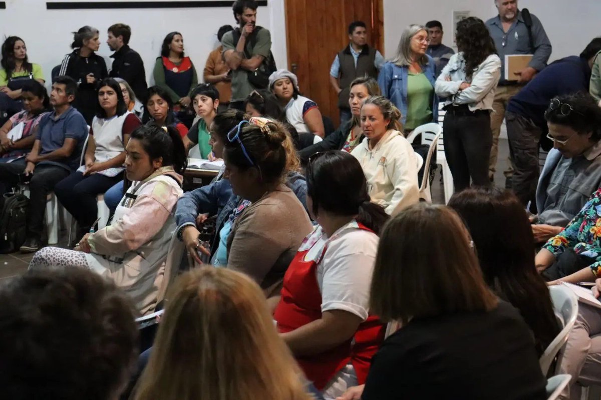 GloriaARuizok's tweet photo. Junto a la ministra de educación @soledezapala   en Junín de los Andes dialogamos  con la comunidad educativa para conocer las problemáticas actuales que atraviesan.
Dialogamos sobre el mantenimiento de edificios escolares, transporte, refrigerios y kits . https://t.co/2O2y6mwvyU