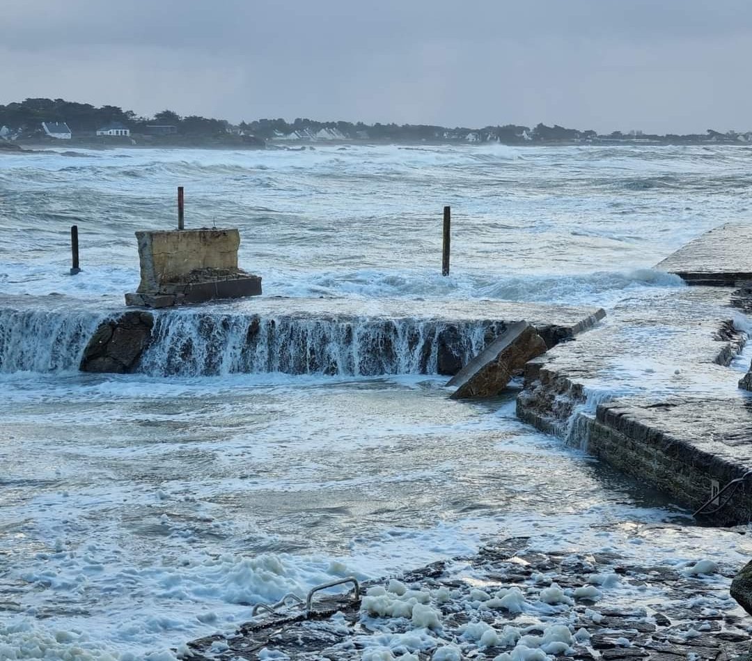 𝕋𝕖𝕞𝕡ê𝕥𝕖𝕤 ℂé𝕝𝕚𝕟𝕖 𝕖𝕥 ℂ𝕚𝕒𝕣à𝕟
Suite au démarches entreprises par l'équipe municipale et en application du code des assurances, la reconnaissance de l’état de catastrophe naturelle a été décrétée pour les dommages causés par chocs mécaniques des vagues.