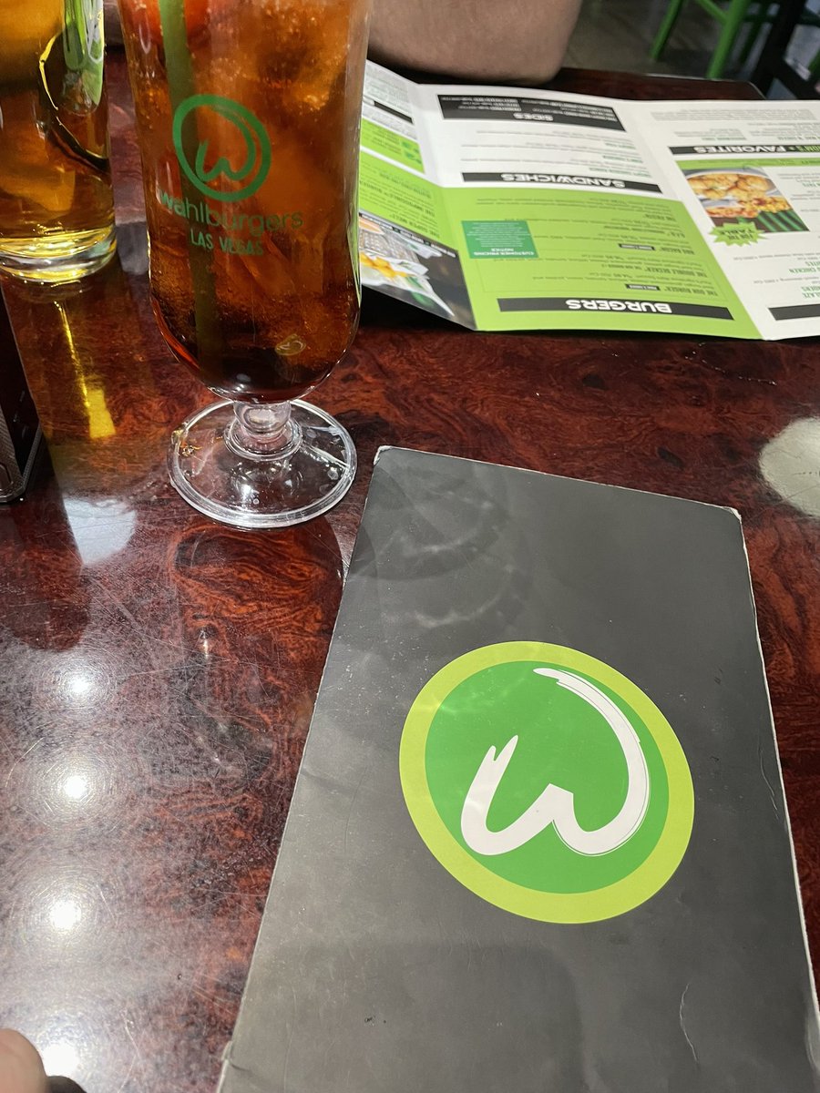 #lasvegaswahlburgers #whatitdobaby #giddyup <a href="/DonnieWahlberg/">Donnie Wahlberg</a> <a href="/markwahlberg/">Mark Wahlberg</a> <a href="/HeidiPersonett/">Heidi Personett</a>