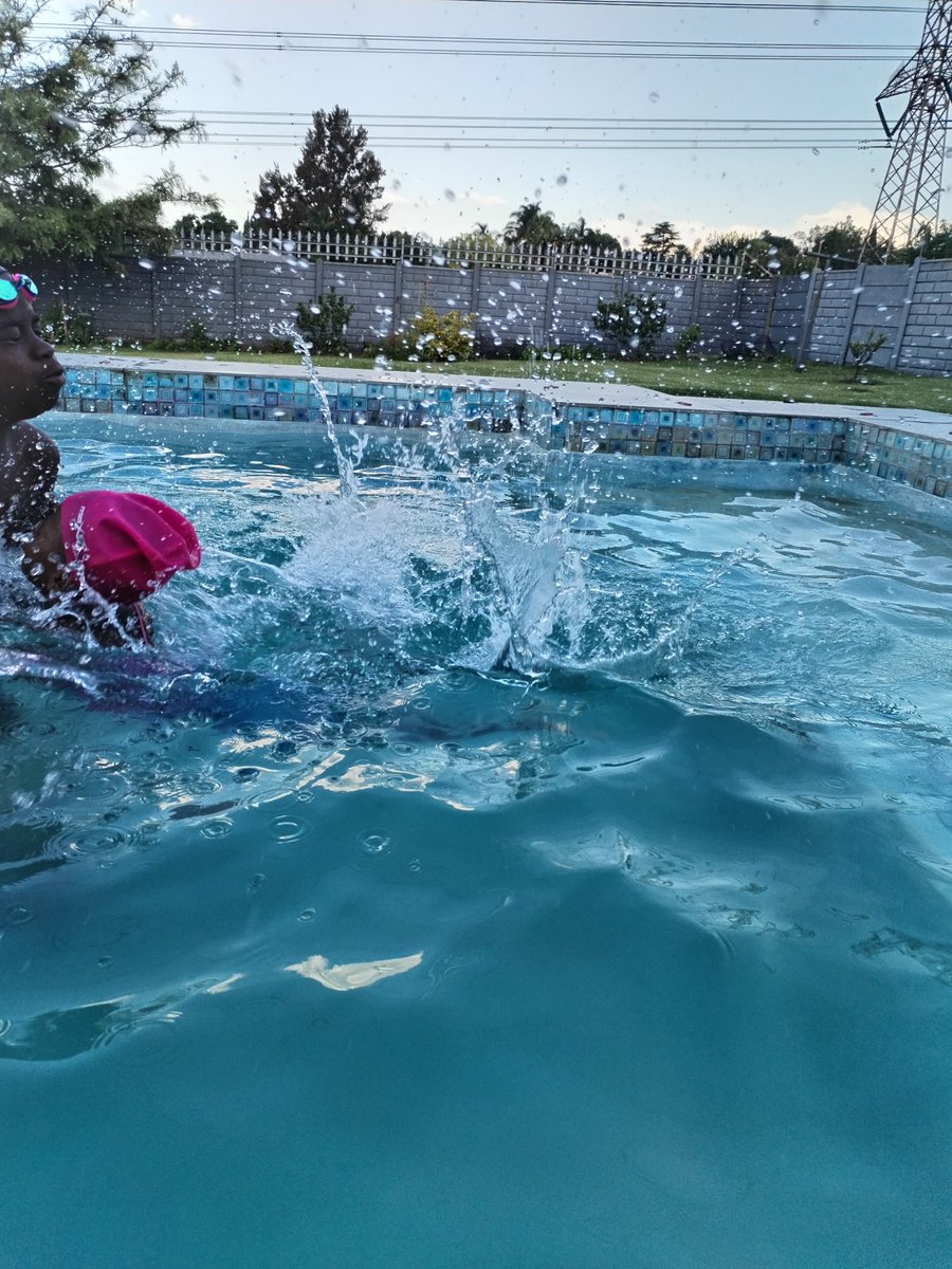 ocrgirl_emjeezy's tweet photo. Last lesson before tomorrows gala.
Please pray for me cause Bo Susan and Maretjie are going to be there in the parents and teachers race.
My family nominated me to be the swimmer ๐๐พโโ๏ธ
#IPaintedMySwim
#swolf
#Twinkleswimminggala https://t.co/CaUy8k9zPm