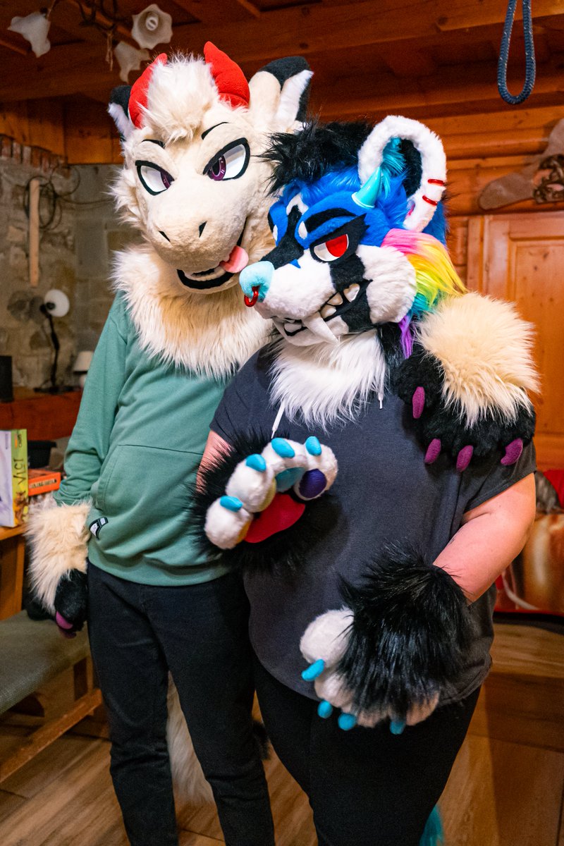 Hanging out with my momma.

Picture with my suit maker : <a href="/_avafur_/">AvA</a> 

📷: <a href="/CanysWaltz/">Canys</a> 

#FursuitFriday