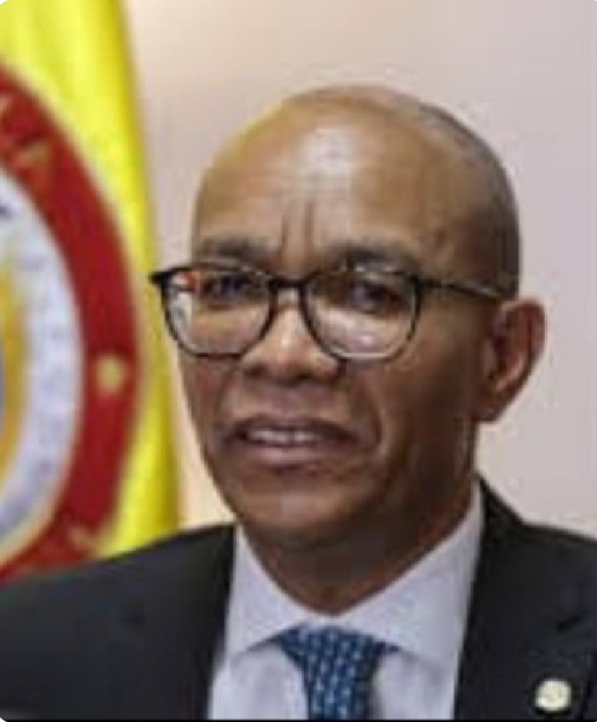 IvonneMilenaGo's tweet photo. Gente, aquí con ustedes este Gerson Chaverra, quien al parecer tiene en la fiscalía trabajando a su hermano Tello y su esposa. Será por eso que debe favores políticos. Nosotros queremos nueva fiscal, #NuevaJusticia no más con estos que posan de piedad y son lobos. https://t.co/eEC3SpME5u