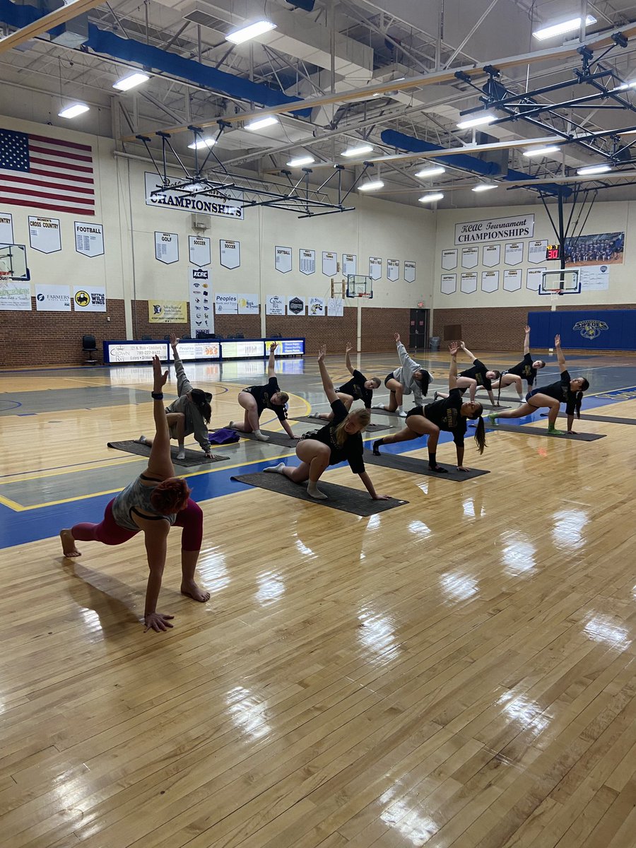 A morning of balance, breathing, and stretching 🧘🏽‍♀️

A huge thank you to Dr. Pari Ford for leading us in yoga!