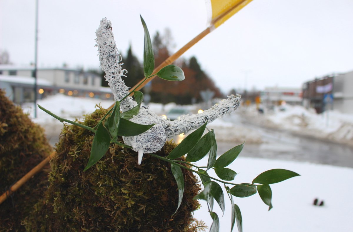 🇺🇦 La 24.2. on Ukrainan sodan alkamisen vuosipäivä. Oriveden keskustassa karhuteoksen kämmenellä ja päälaella on rauhankyyhkyt. Karhu kantaa olallaan ja sydämensä päällä Ukrainan värejä. Myös me Oriveden kaupungilla kannamme ajatuksissamme teitä ukrainalaisia.
#StandWithUkraine