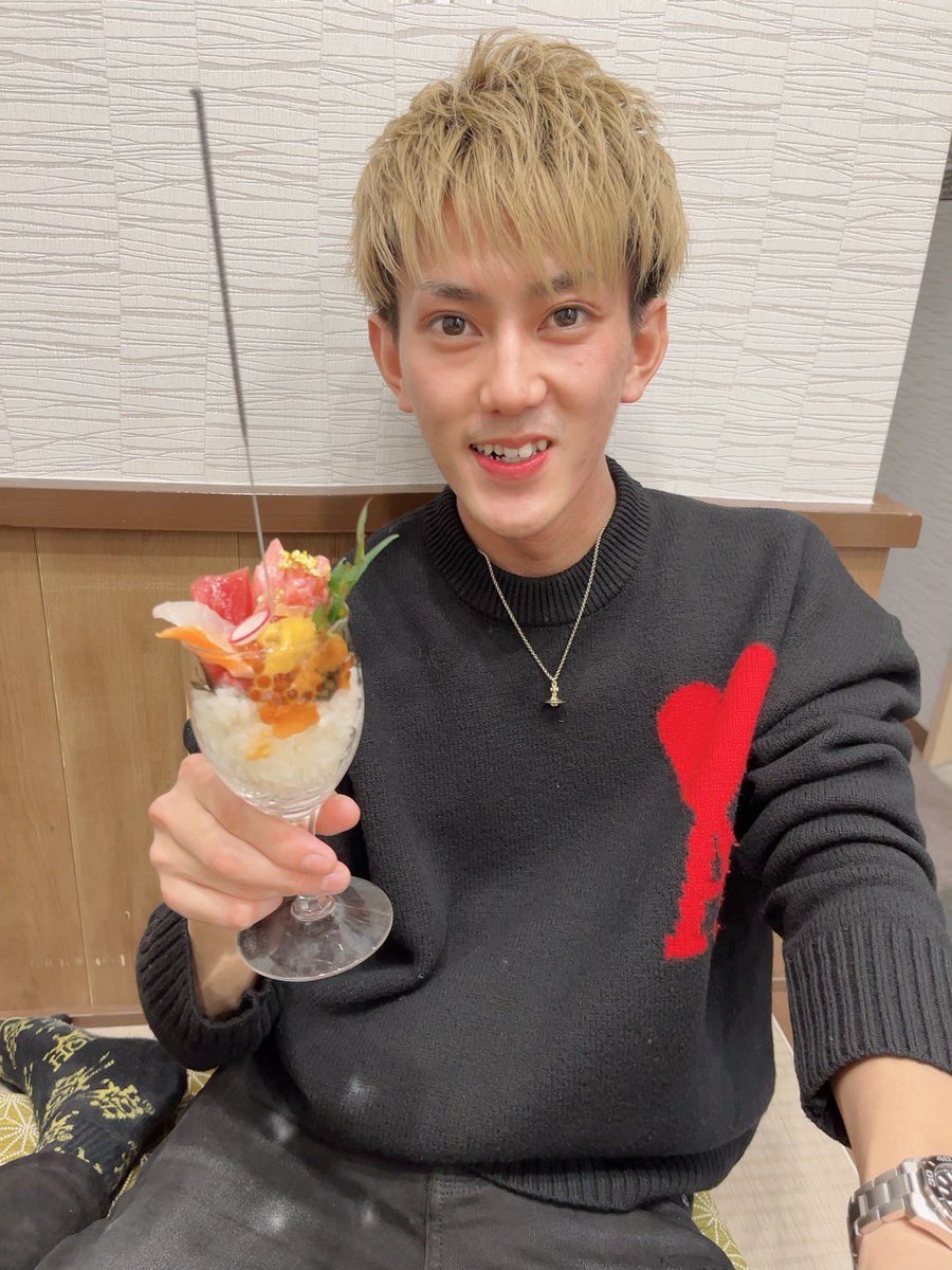 鮨処のり助さんにお邪魔しました🍣
たくさんのおもてなしをして頂き本当にありがとうございました🙇🏻‍♂️✨
大将の人柄が良過ぎて2人で感激しっぱなしでした！
大将の秋吉さんから優勝祝いのサプライズでカクテル寿司、最高に美味しかったです✨
桂川にある鮨処のり助さん、皆さんも是非行ってみて下さい🍣