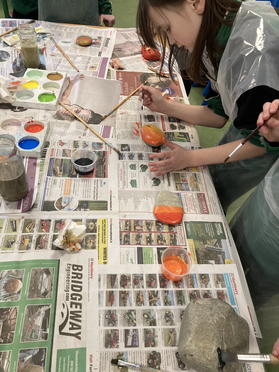 Rock Painting 🪨🎨🖌️ Busy bees 🐝 painting rocks for our front garden this week.