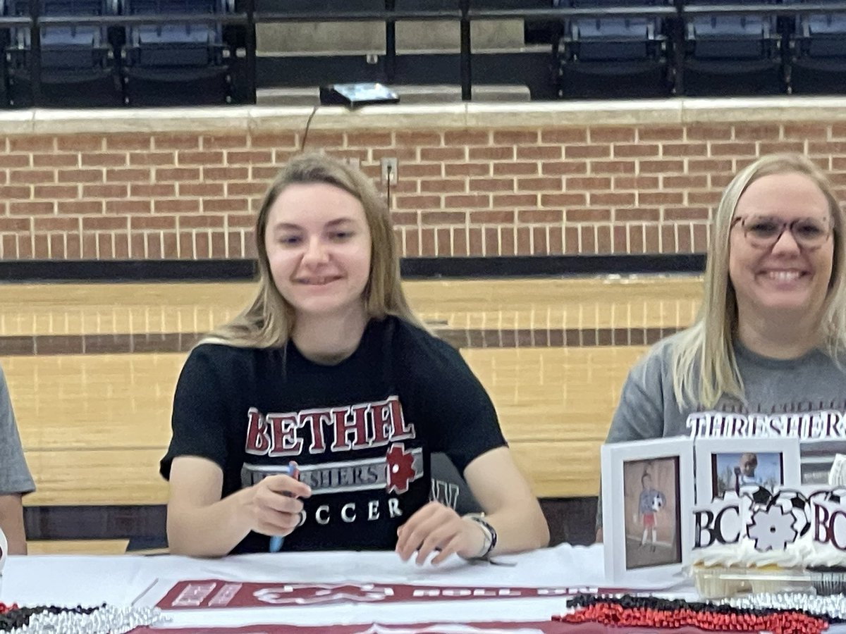 tviewsoccer's tweet photo. Congrats to @Whitney_Nikl on committing to @ThreshersWSOC https://t.co/HkqOg9OVvl