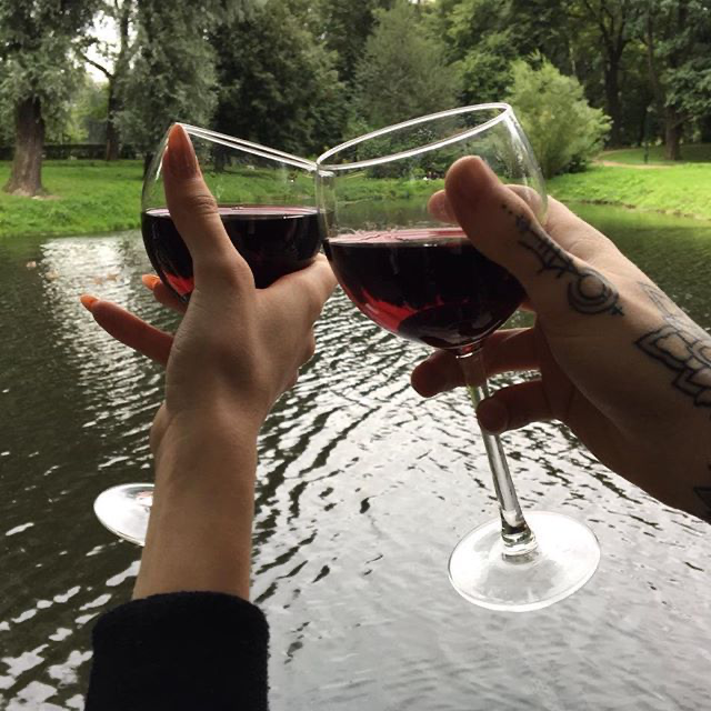 WineEvening's tweet photo. #WED #WineEveningDécalé What else? #winelovers #vin #wine #lesamoureuxduvin #Cheers #solidarite #courageavous
« Le vin c’est la preuve que Dieu nous aime et aime nous voir heureux. » Benjamin Franklin https://t.co/M8N2OVbADT