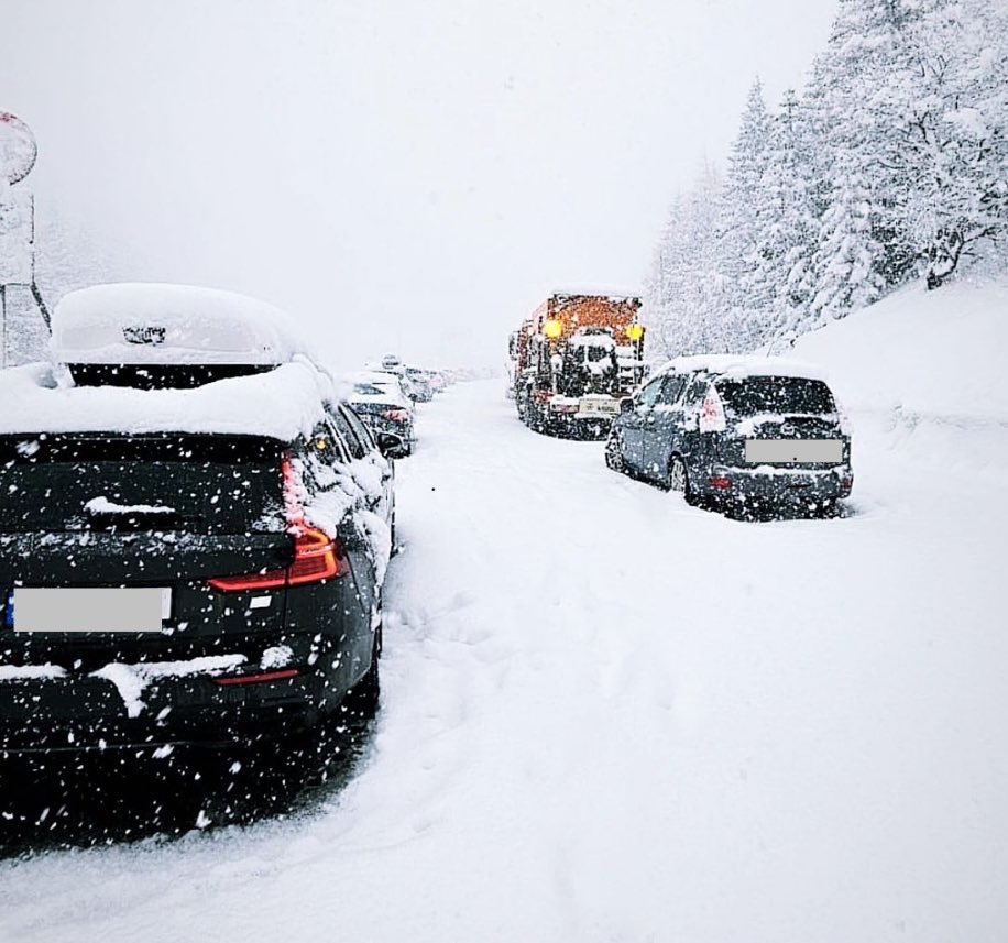 Verkeersinfo_EU's tweet photo. ⚠️❄️ Update situatie #Brennerpas op de #A13 (#Oostenrijk) en #A22 (#Italië): naar verwachting zal de #sneeuwval in de loop van de avond afnemen. Naar alle waarschijnlijkheid zal tot die tijd de weg (deels) afgesloten blijven en staat het verkeer vast. https://t.co/EdDl2U6TDh