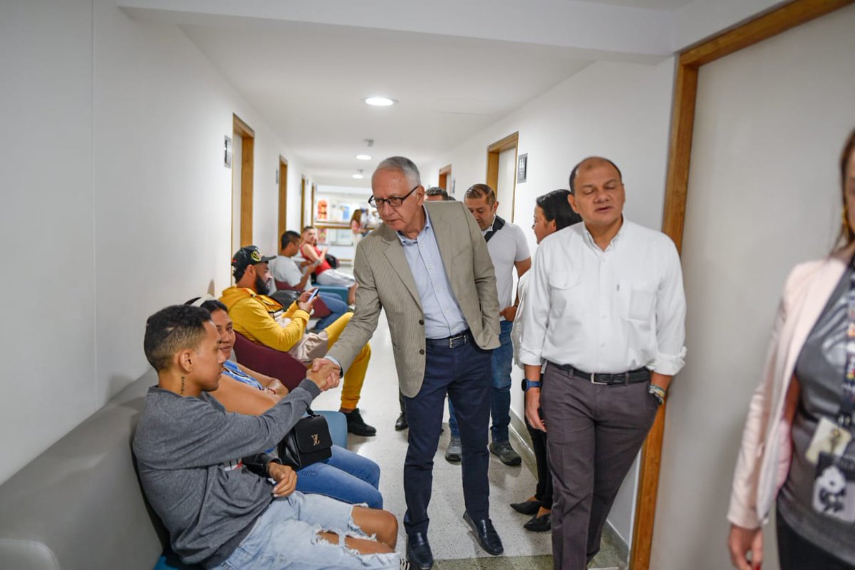 MinSaludCol's tweet photo. El ministro @GA_Jaramillo, inicia su agenda en Medellín visitando la IPS @epssura, sede San Diego, que cuenta con 39 especialistas, 410 empleados para atención en programas como Cuidado y Vida para atención de pacientes #VIH, #IPS especializada en atención en diabetes, materno-infantil y bebé canguro. «Este es un claro ejemplo de a dónde queremos llevar la atención en los Hospitales Públicos del país, en donde todos los usuarios sean pacientes VIP»
