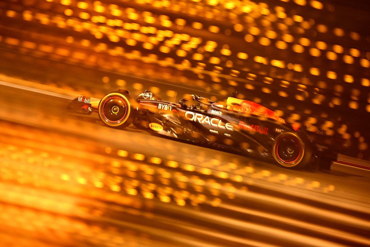 VerstappenCOM's tweet photo. How about THESE pictures of the RB20 and Max?! 😍🌅

#F1testing 🇧🇭 https://t.co/Xw7O4JqvDR
