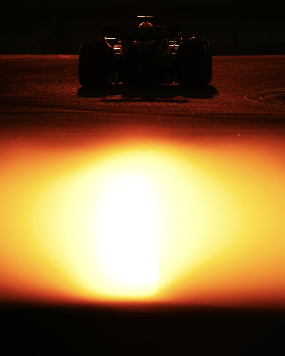 VerstappenCOM's tweet photo. How about THESE pictures of the RB20 and Max?! 😍🌅

#F1testing 🇧🇭 https://t.co/Xw7O4JqvDR