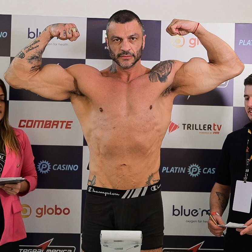 geglobo's tweet photo. Kleber Bambam bate 6,1kg mais pesado do que Acelino Popó Freitas na pesagem oficial

Os dois se enfrentam neste sábado, no Fight Music Show 4, com transmissão da TV Globo e do Combate

👉 https://t.co/wAXaQgnk2u https://t.co/1uqx4AyUyJ