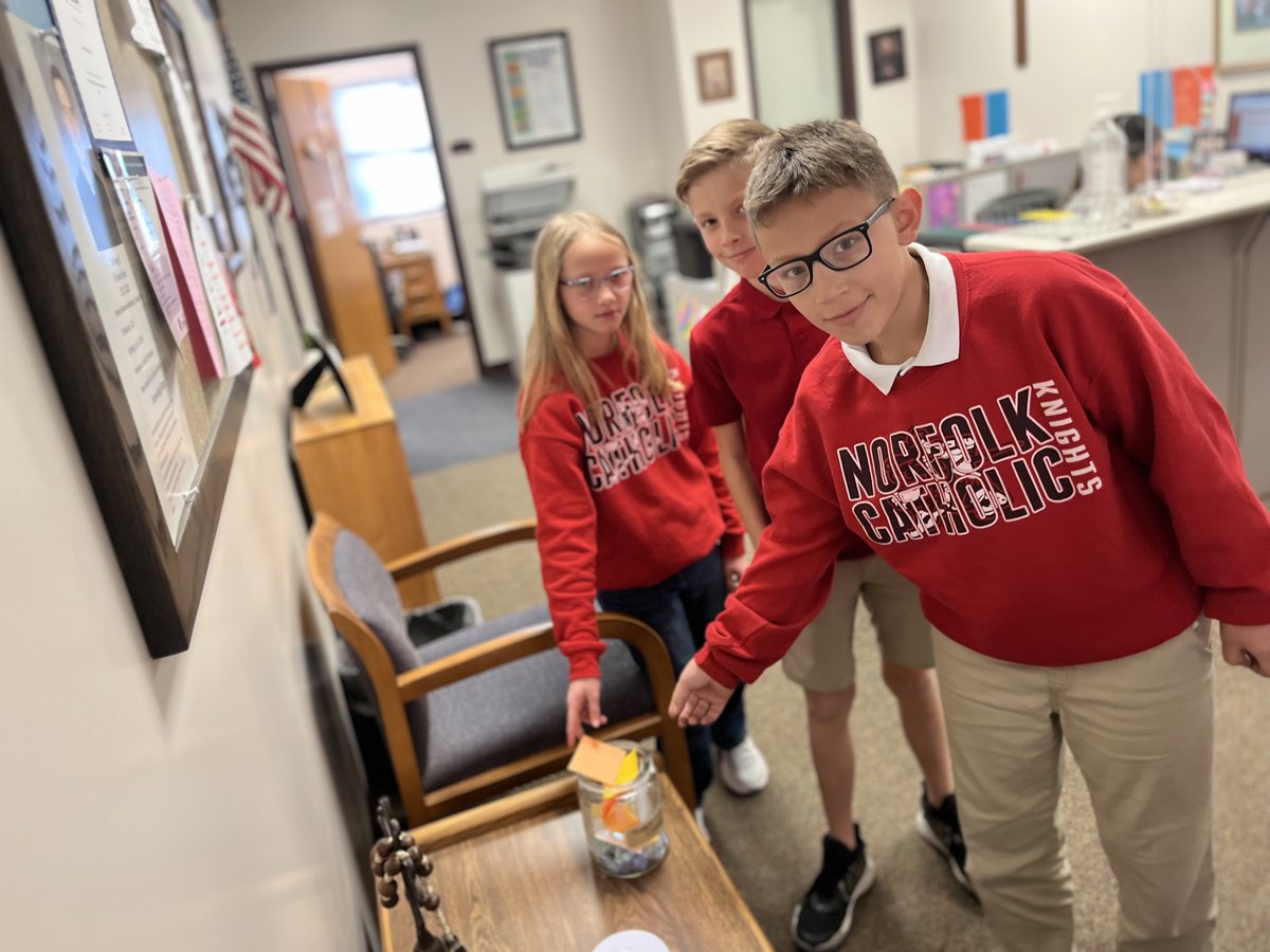 Today's #TheBigFriendlyGiant trivia question... Who is the human bean Sophie thinks will help them stop the giants from going to England? #OneSchoolOneBook <a href="/NorfolkCatholic/">Norfolk Catholic School</a> 📚👑