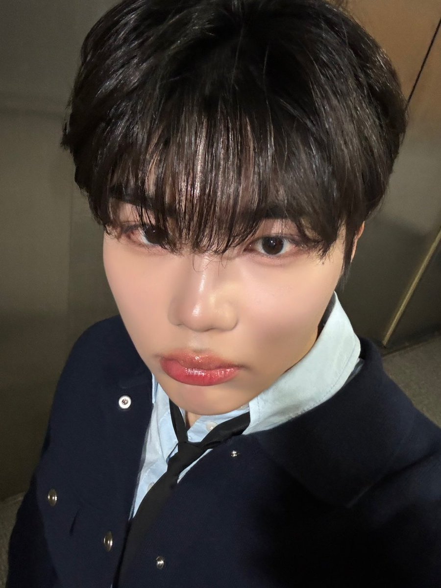 💌

어제 엠카운트다운 MC 너무너무 재밌고 행복한 시간이었구 
팬들과 가까이에서 소통할 수 있어서 너무 설렜습니다 ㅎㅎ
다음엔 저희의 무대로 만나 뵐 수 있도록 열심히 컴백 준비할 테니 
기대 많이 해주시구 오늘 지비티비도 많이 봐주세요 🫡💙💙

#제로베이스원 #ZEROBASEONE #ZB1 #박건욱