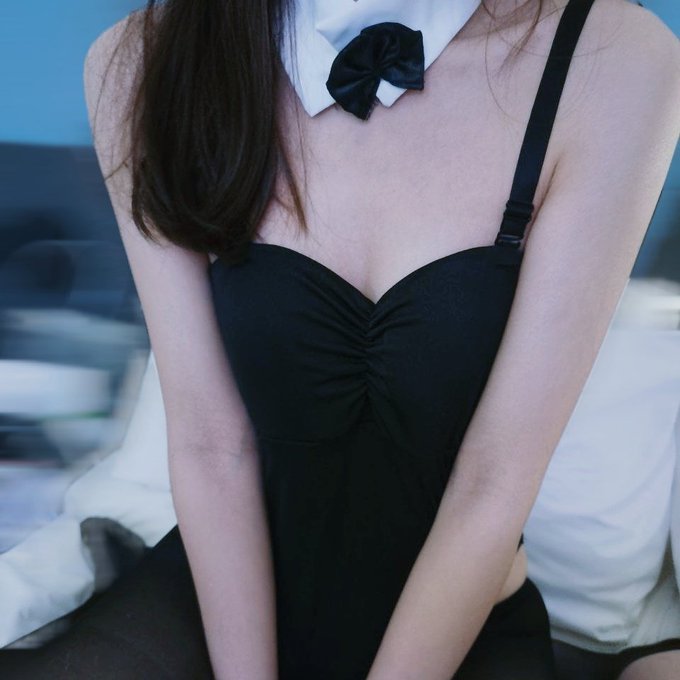 哥哥喜欢小兔子装还是芽敏的小兔子们呢？  最近天气很热 想解放自己 Do you like my bunny suit or my bunnies? Have to go wild as the weather's