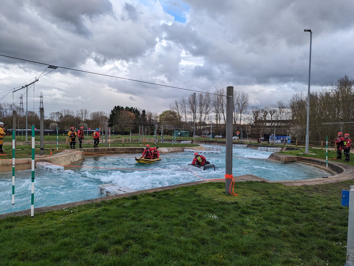 A day of Water & Flood Incident Manager (DEFRA Module 5) training @LeeValleyWWC Theory & Practical input alongside @northantsfire Module 3 trained Crews performing Vehicle in Water Rescues #notjustfires #BeWaterAware