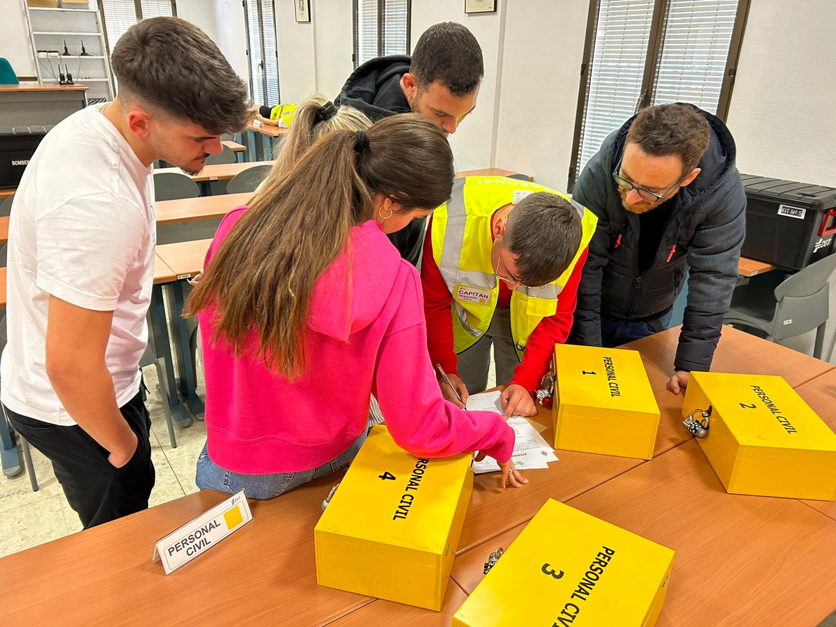 DGTes's tweet photo. #JPT #Sevilla ha llevado esta semana el Escape Room "La hora de oro" al IES San José de la Rinconada. Alumnado de  1º y 2º del CFGS de Formación para la Movilidad Segura y Sostenible se ha divertido mientras aprendía a actuar juntos en una emergencia. ¡Enhorabuena! #EducaciónVial https://t.co/6KM9Mk6Vhn