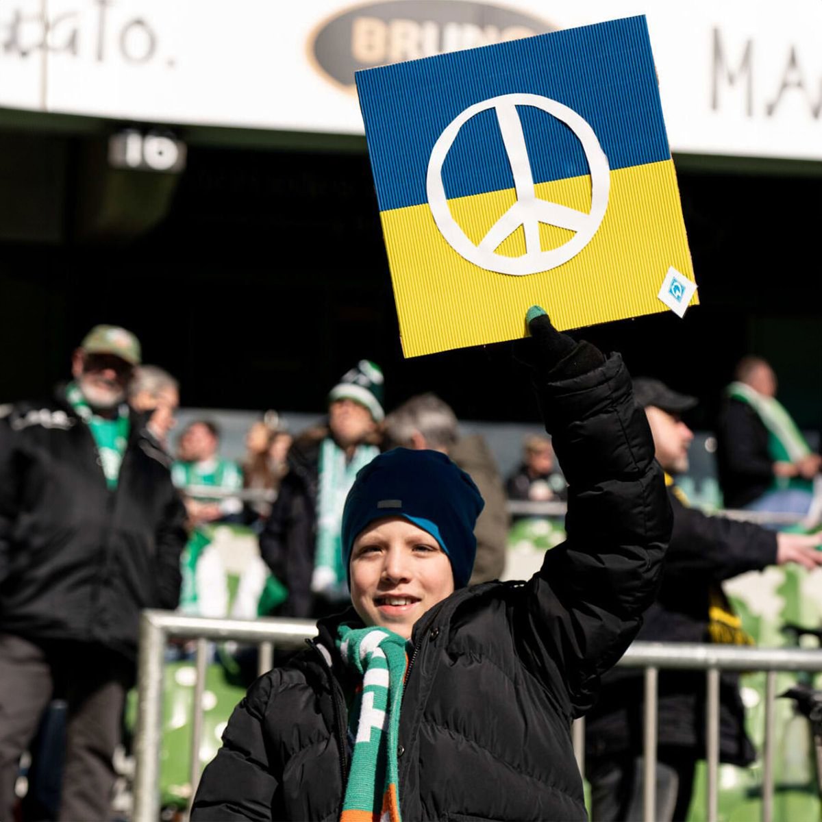 🕊️ Heute jährt sich zum 2. Mal der Beginn der völkerrechtswidrigen Invasion der Ukraine durch Russland.

Der SV #Werder drückt bei #SVWSVD seine anhaltende Solidarität mit allen Ukrainer:innen aus, die Opfer des Krieges geworden sind. 🇺🇦

👉 werder.de/Ukraine2024

#StopWar