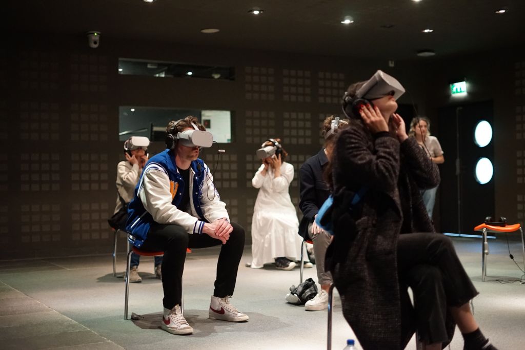 Fisheye Immersive (@f_immersive) on Twitter photo Développée par le studio français <a href="/LucidRealities/">Lucid Realities</a>, « Unframed Collection » s’infiltre dans les musées pour permettre aux institutions culturelles de franchir le cap des réalités virtuelles et augmentées.
On fait le point : bit.ly/48qzIgI Développée par le studio français <a href="/LucidRealities/">Lucid Realities</a>, « Unframed Collection » s’infiltre dans les musées pour permettre aux institutions culturelles de franchir le cap des réalités virtuelles et augmentées.
On fait le point : bit.ly/48qzIgI