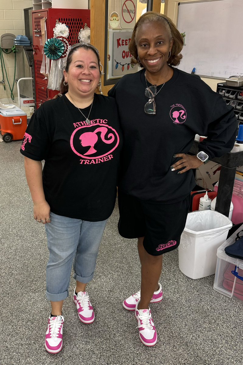 Taft_AT's tweet photo. Random match days with @THSHighsteppers COOKIEEE!!!
#pinkismysignaturecolor https://t.co/0KJOeNahEB