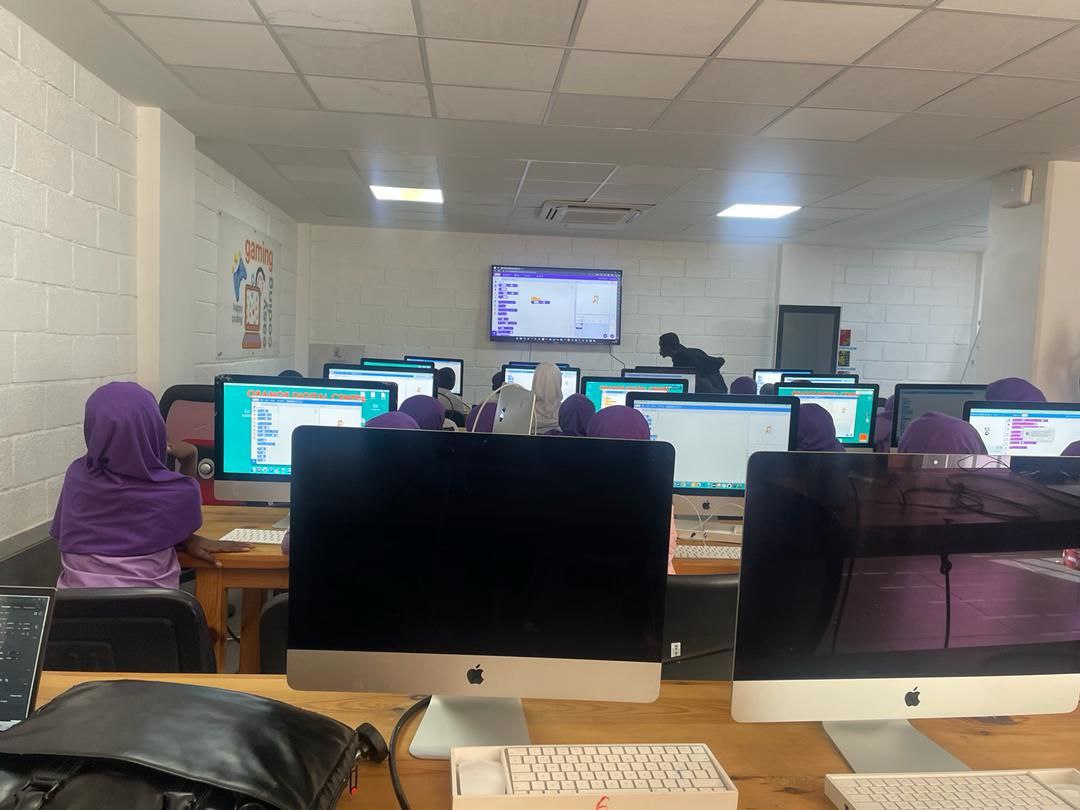 Adji_Anta_Dabo's tweet image. 🌟 #SuperCoder - Édition Spéciale avec Digital Nisa & le soutien d'Orange Digital Center ! 🚀
Moments inspirants de notre semaine de formation "Super Coder" à l'école Rahmah. 💻
#DigitalNisa #OrangeDigitalCenter #CodingForKids #EducationNumerique #Empowerment #TechForGood 🌐