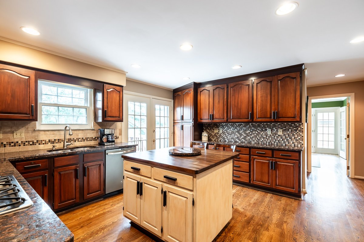 DorgerDiff's tweet image. C’EST MAGNIFIQUE!
This beautiful brick French Provincial style home in Anderson Township boasts a spacious layout with hardwood floors throughout the first-floor.

For more details visit: dorgerdifference.com/listings
#realestate #homesweethome #newlisting #cincinnatirealestate