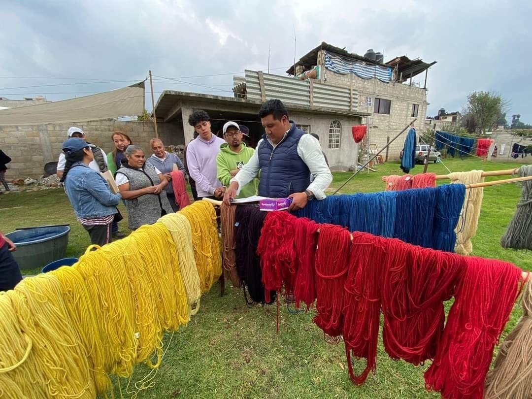 iifaem's tweet photo. ¿Sabías qué? contamos con maestras y maestros artesanos que realizan el teñido a través de tintes naturales, en materiales como lana, algodón o manta.
Más detalles: https://t.co/bk6YOLe5oG
#ElPoderDeServir https://t.co/X9AqOD36O1