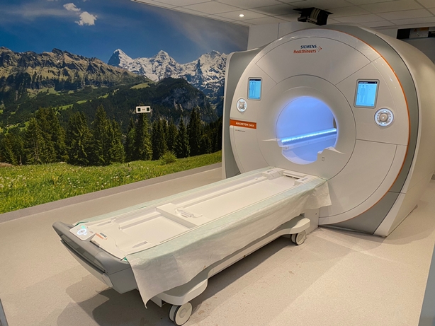 AZKlina's tweet photo. Goed nieuws voor AZ Klina in verband met een 2e MRI. 
Het Departement Zorg bevestigde het voornemen om ons ziekenhuis een vergunning toe te kennen voor een bijkomende MRI. Wij kunnen met deze toekenning verder blijven investeren in optimale patiëntenzorg. #VoluitVoorZorg https://t.co/vYyyPfTgvk