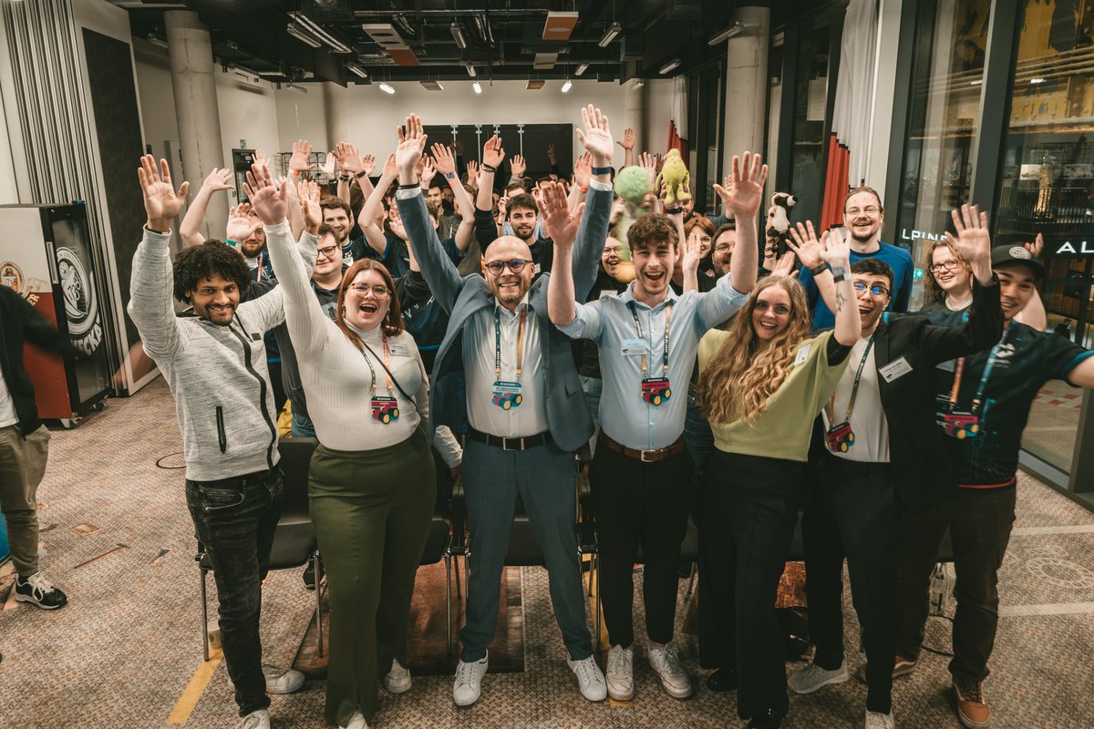 esportbayern's tweet photo. Was für ein Auftakt für den E-Sport in Bayern! 🎮

Passend im Gaming-Rahmen der @ggbavariacon haben wir uns mit Branchenvertretern und der Politik aus Bayern unterhalten und unsere E-Sport-Needs äußern können. ✍️

Vielen Dank an alle Teilnehmenden! 💙 https://t.co/ill4ItorQ7