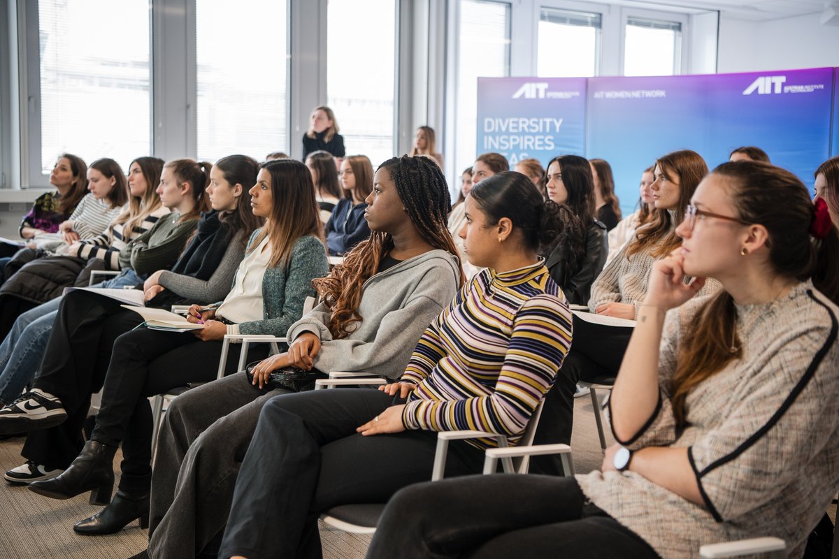 AITtomorrow2day's tweet photo. 💃OPEN LAB DAY mit Brigitte Bach, sieben AIT Forscherinnen und rund 40 Schülerinnen und Studentinnen gestern am AIT. Im City Intelligence Lab, Machine Vision Lab & Battery Lab. Ziel: junge Mädchen und Frauen für Forschung begeistern. #SHEgoesDIGITAL #DiversityInspires https://t.co/yH3RAosNFj