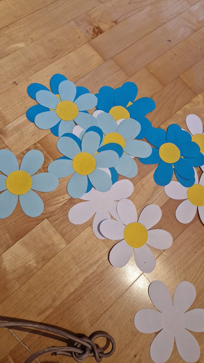 Aaaaaand we're done. DIY kidsroom wall decor. 😋💪🏼🌼💙🩵 My 7yo helped cut/glued too. #diydecor #diy #kidsdecor #flowers #walldecor #flowerpower